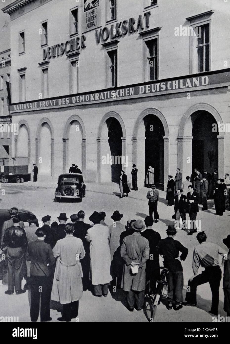 Berliners regardant l'arrivée des membres nouvellement élus de la Lander-Kammer. La Chambre des États (Landerkammer) a été la chambre haute de la législature bicamérale de la République démocratique allemande (Allemagne de l'est) de sa fondation en 1949 jusqu'en 1952 Banque D'Images