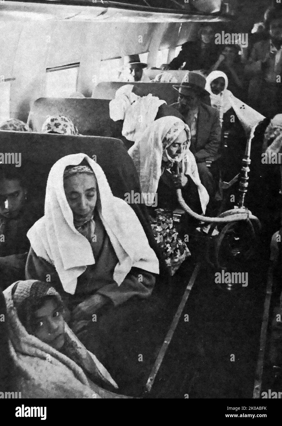 Immigrants d'Aden en 1949. Une opération entre juin 1949 et septembre 1950 a amené 1 500 Juifs d'Aden qui ont été transportés par avion en Israël. Les avions de transport britanniques et américains ont effectué environ 380 vols au départ d'Aden Banque D'Images
