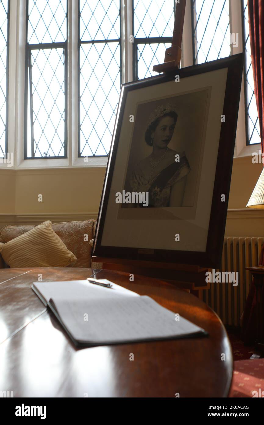 Un portrait de la Reine se trouve à côté du livre de concoleb=nces à l'Université Queen's de Belfast après la mort de la reine Elizabeth II Banque D'Images