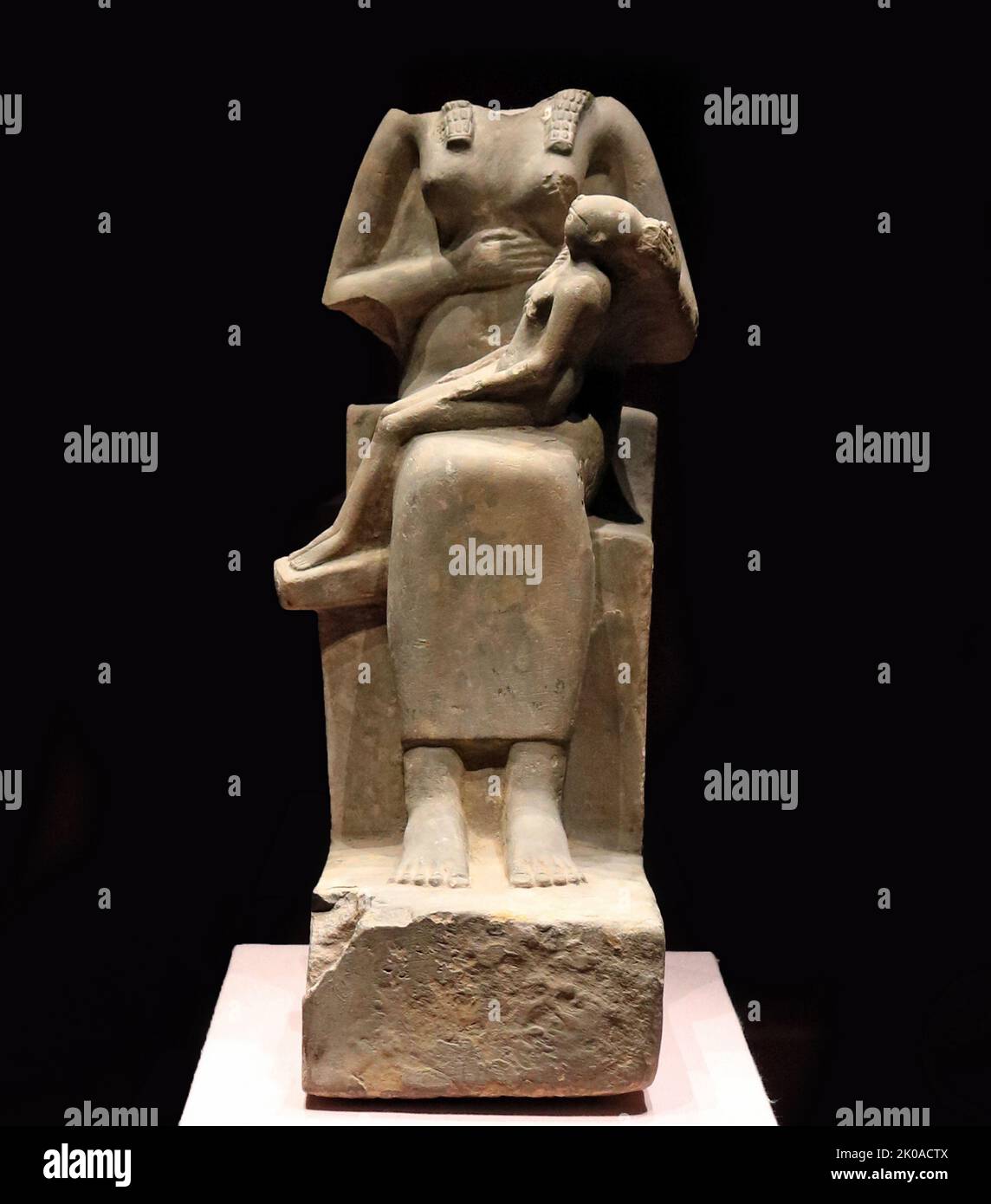 Statue d'Isis une déesse majeure de l'ancienne religion égyptienne dont le culte s'est répandu dans tout le monde gréco-romain. L'EI a été mentionné pour la première fois dans l'ancien Royaume (c.2686 - c.2181 BCE) comme l'un des personnages principaux du mythe d'Osiris, dans lequel elle ressuscite son frère et mari tués, le roi divin Osiris, et produit et protège son héritier, Horus. On croyait qu'elle aiderait les morts à entrer dans l'après-vie Banque D'Images