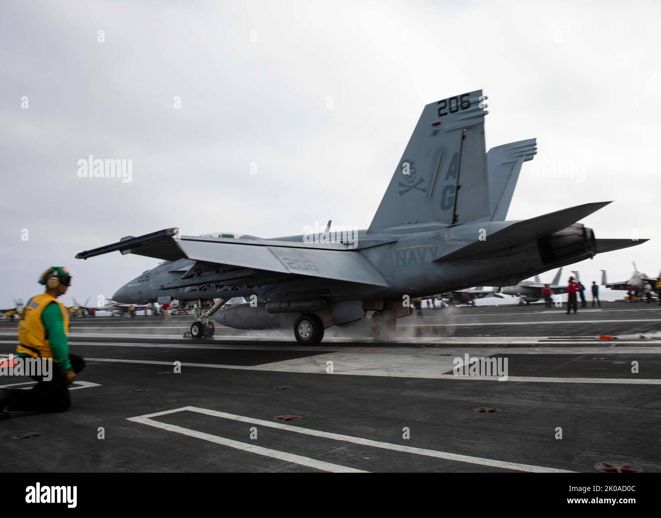 220909-N-ZG822-1363 MER ADRIATIQUE (SEPT. 9, 2022) un avion F/A-18F Super hornet, attaché au « Jolly Rogers » du Strike Fighter Squadron (VFA) 103, sort du pont de vol à bord du porte-avions de la classe Nimitz USS George H.W. Bague (CVN 77), 9 septembre 2022. CVW-7 est la composante offensive aérienne et de grève de la CSG-10, GHBWCSG. Les escadrons de CVW-7 sont VFA-86, VFA-103, VFA-136, VFA-143, l'escadron d'attaque électronique (VAQ) 140, l'escadron d'alerte précoce aéroporté de Carrier (VAW) 121, l'escadron de combat en mer d'hélicoptères (HSC) 5 et l'escadron d'attaque maritime d'hélicoptères (HSM) 46. Le GHBWCSG est sur une sche Banque D'Images