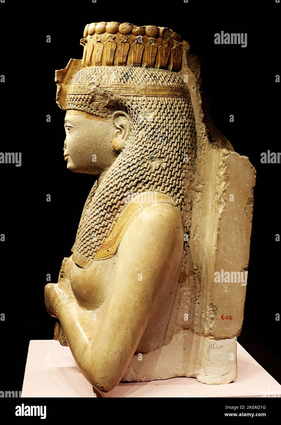 Meritamen, fille du roi Ramsès II et plus tard grande épouse royale du Pharaon Ramsès le Grand. Statue de la reine Meritamen. La statue dépeint la partie supérieure de la reine Meritamen tenant dans sa main le collier 'manat', qui est utilisé pour le claing dans les cérémonies religieuses à vénérer les dieux. Abdel Razek a noté que la statue a été trouvée dans son petit temple à Ramesseum (le temple funéraire de Ramses II) Banque D'Images