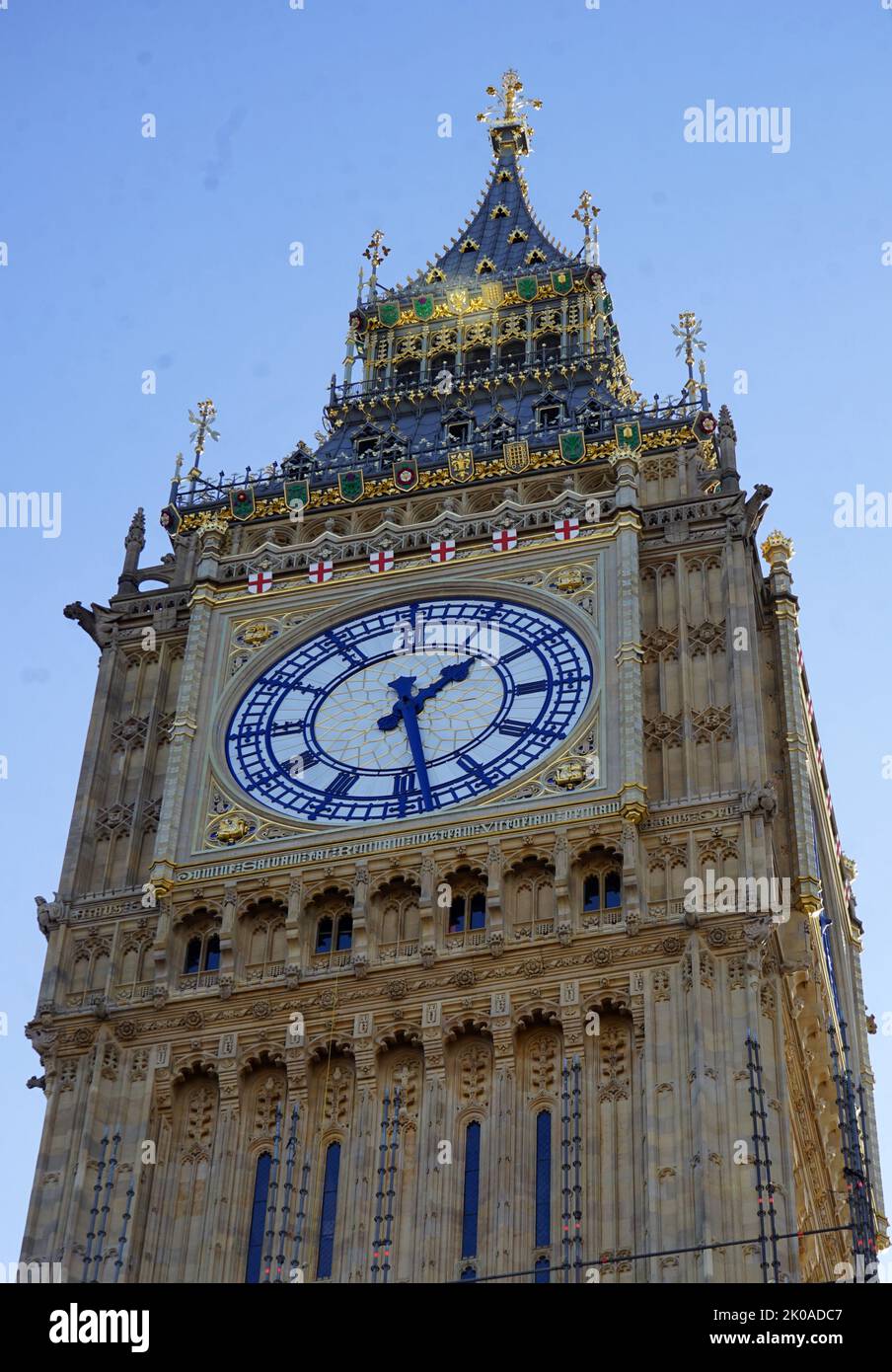 Big Ben est le surnom de la Grande cloche de l'horloge à l'extrémité nord du Palais de Westminster à Londres, en Angleterre. Le nom officiel de la tour dans laquelle se trouve Big Ben était à l'origine la Tour de l'horloge, mais elle a été rebaptisée Tour Elizabeth en 2012, pour marquer le Jubilé de diamant d'Elizabeth II La tour a été conçue par Augustus Pugin dans un style néo-gothique Banque D'Images Big Ben est le surnom de la Grande cloche de l'horloge à l'extrémité nord du Palais de Westminster à Londres, en Angleterre. Le nom officiel de la tour dans laquelle se trouve Big Ben était à l'origine la Tour de l'horloge, mais elle a été rebaptisée Tour Elizabeth en 2012, pour marquer le Jubilé de diamant d'Elizabeth II La tour a été conçue par Augustus Pugin dans un style néo-gothique Banque D'Images