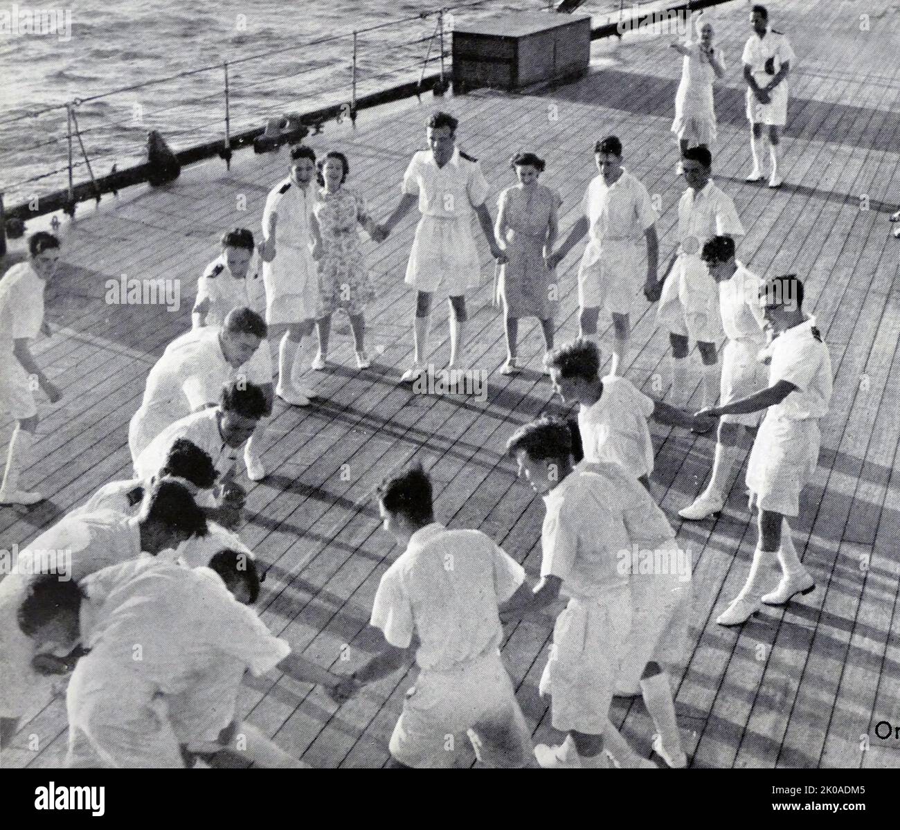 La princesse Margaret et la princesse Elizabeth, (plus tard la reine Elizabeth II), d'Angleterre, à bord du navire de la Marine royale qui les transportait pour leur tournée en Afrique du Sud, 1947 Banque D'Images