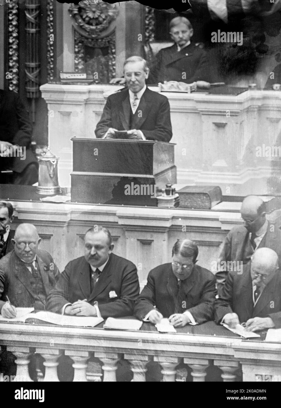 Thomas Woodrow Wilson (28 décembre 1856 - 3 février 1924) était un homme politique et universitaire américain qui a été président des États-Unis en 28th de 1913 à 1921. Membre du Parti démocratique, Wilson a modifié les politiques économiques du pays et a mené les États-Unis à la première Guerre mondiale en 1917. Il était le principal architecte de la Société des Nations, et sa position progressiste en matière de politique étrangère est connue sous le nom de Wilsonianisme Banque D'Images