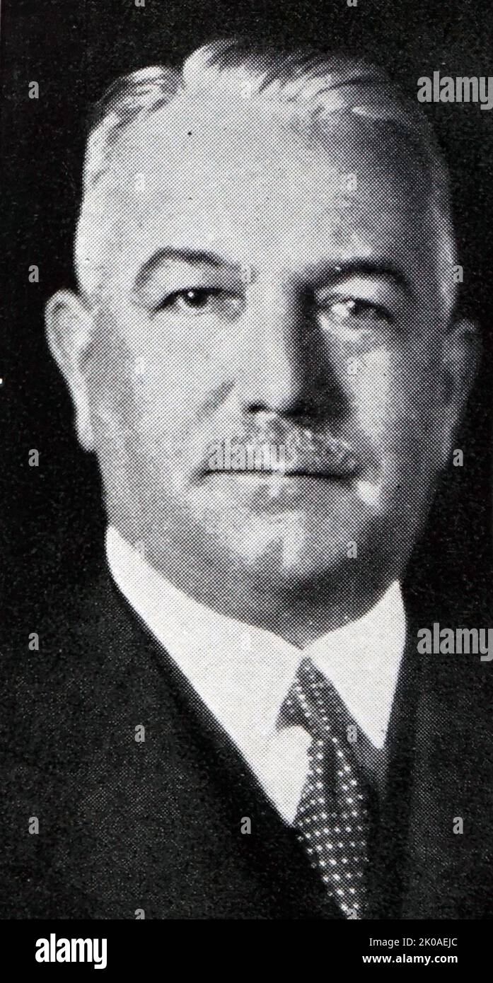 Konstantin Hermann Karl Freiherr von Neurath (1873 - 1956) était un diplomate allemand qui a été ministre des Affaires étrangères de l'Allemagne entre 1932 et 1938. Neurath a été ministre au Danemark, ambassadeur en Italie et ambassadeur en Grande-Bretagne. En 1932, il a été nommé ministre des Affaires étrangères par le chancelier Franz von Papen, et a continué à occuper le poste sous Adolf Hitler. Dans les premières années du régime nazi, Neurath a joué un rôle clé dans les activités de politique étrangère d'Hitler en sapant le Traité de Versailles et l'expansion territoriale dans le prélude à la Seconde Guerre mondiale Hitler a remplacé Neurath en 1938 par le Banque D'Images