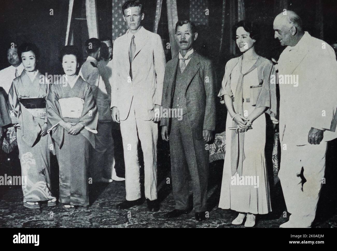 Charles Lindbergh et sa femme sont invités d'honneur à la réception du premier ministre Reijiro Wakatsuki. 1931. Charles Lindbergh (1902 - 1974) était un aviateur, officier militaire, auteur, inventeur et activiste américain. À l'âge de 25 ans, il est passé de l'obscurité en tant que pilote de la messagerie aérienne américaine à la renommée mondiale instantanée en remportant le prix Orteig pour avoir effectué le premier vol sans escale de la ville de New York à Paris sur 20-21 mai 1927 Banque D'Images