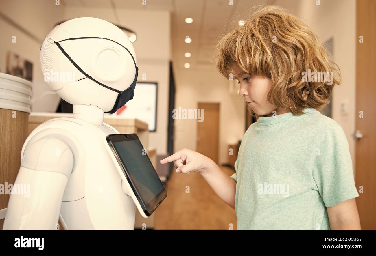 l'enfant interagit avec l'intelligence artificielle du robot, la communication Banque D'Images