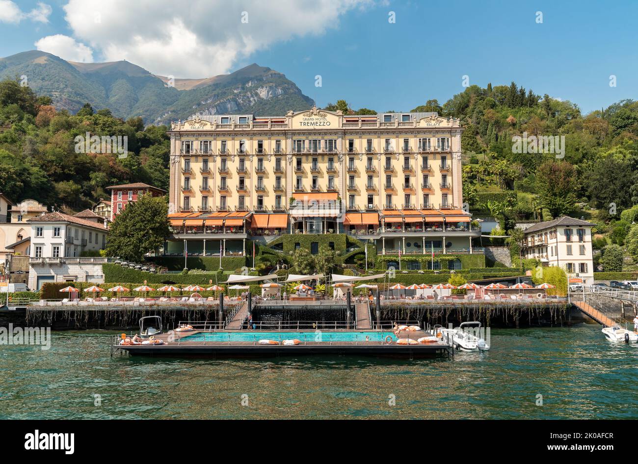 Tremezzina, Lombardie, Italie - 5 septembre 2022: Vue sur le Grand Hôtel de luxe Tremezzo avec piscine sur la rive du lac de Côme. Banque D'Images