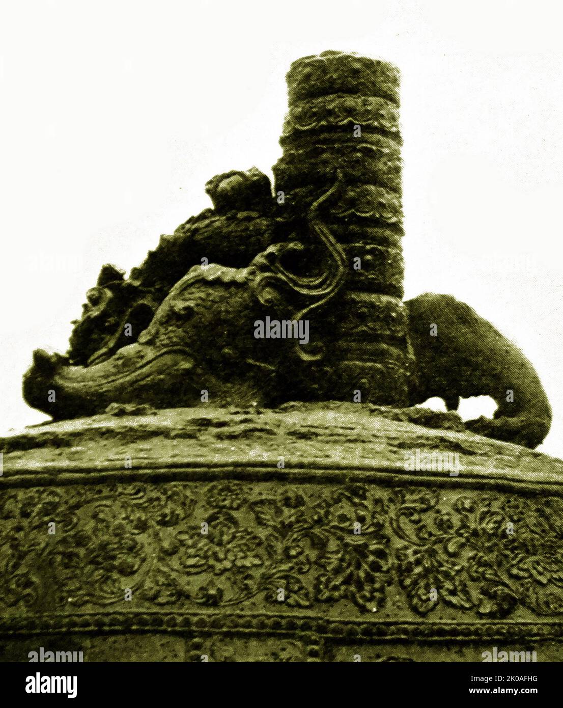 Un hache en forme de tête de dragon et une ceinture supérieure de la cloche du roi Seongdeok : le roi Seongdeok (691 - 737) était le trente-troisième roi du Royaume unifié de Silla (668 - 935). Banque D'Images