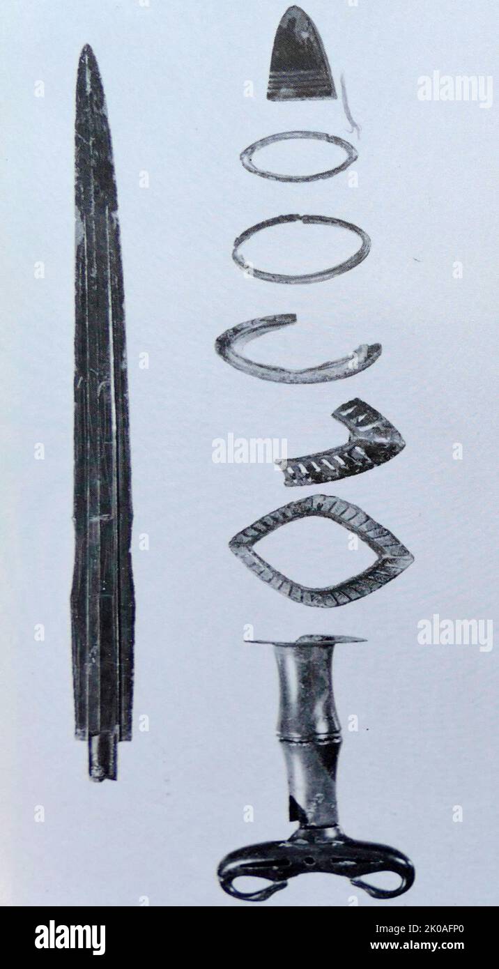 Épée et fragments de barde du 3rd siècle BCE Corée; fait de bronze. Banque D'Images