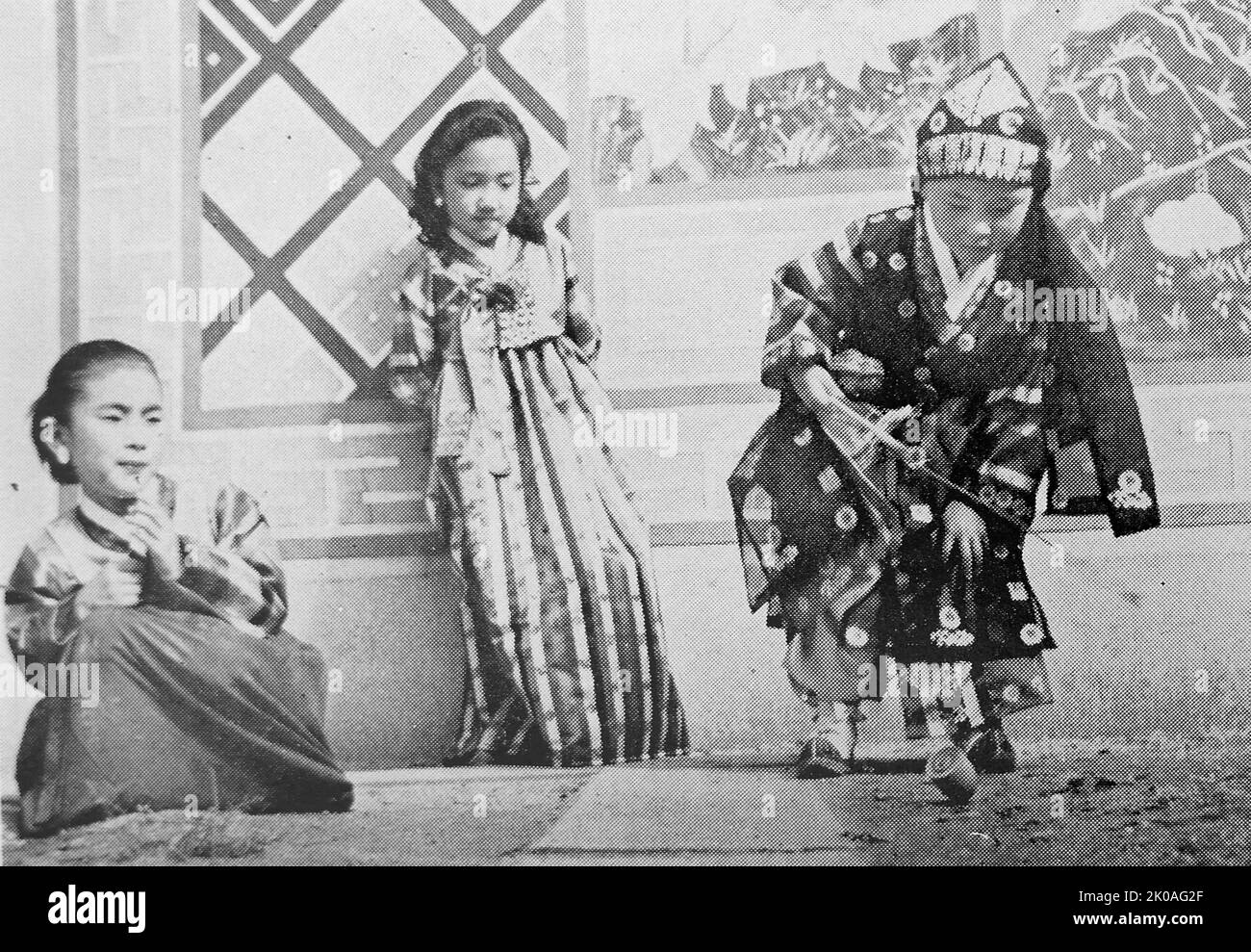 Enfants coréens dans les vêtements traditionnels Hanbok jouant à la rotation Top Banque D'Images