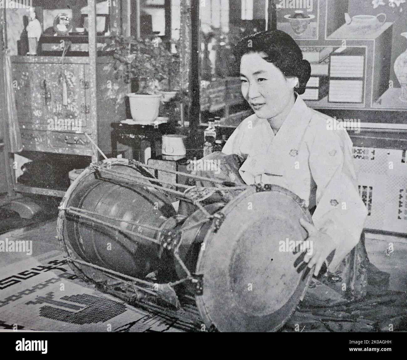 On dit que c'est le tambour le plus populaire en Corée. Le Jang-gu était favorable à la musique pop et aux festivals à l'époque. Banque D'Images