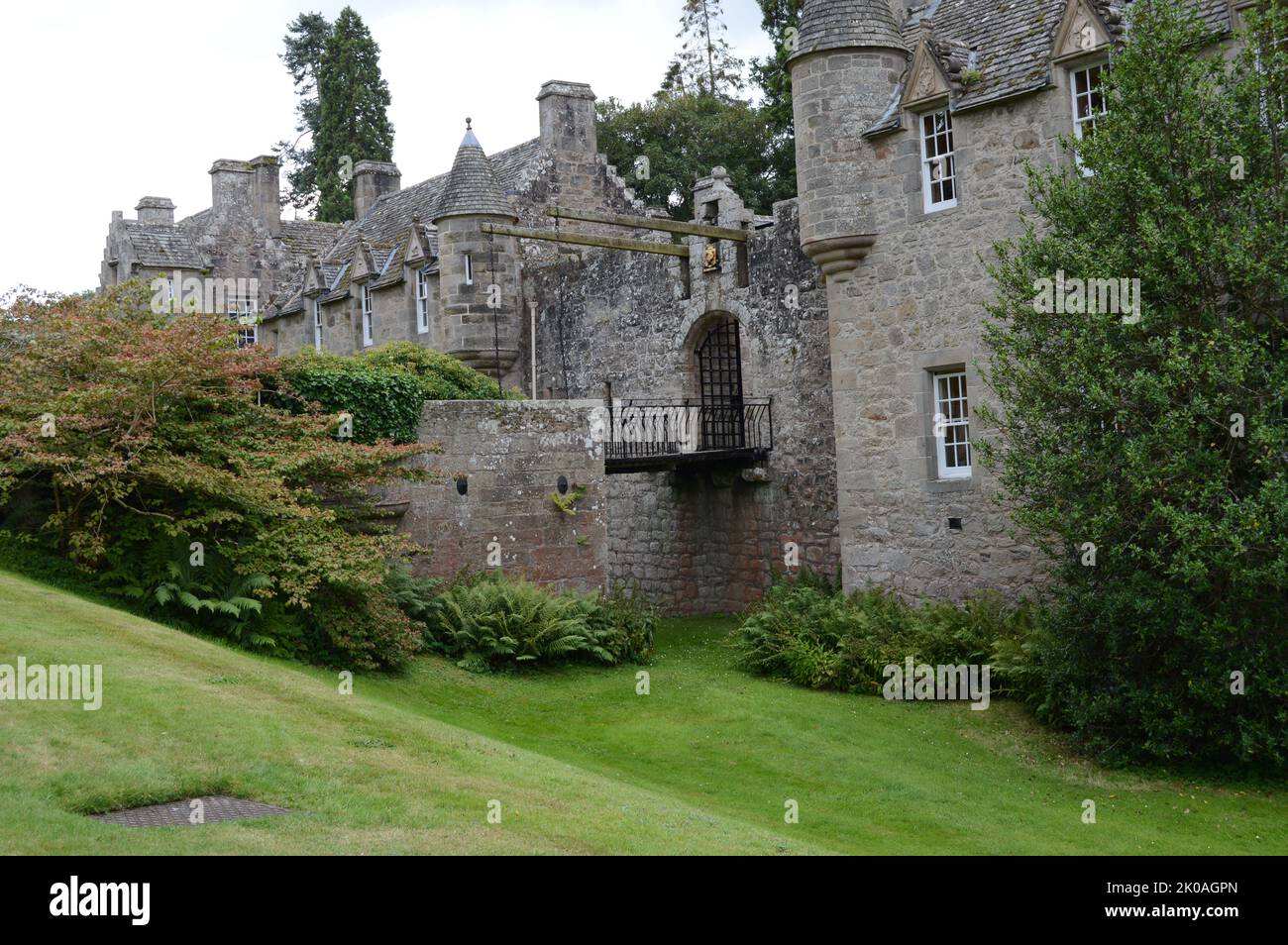 Château et jardins de Cawdor, près de Nairn, en Écosse, château écossais traditionnel, développé depuis plus de 600 ans Banque D'Images