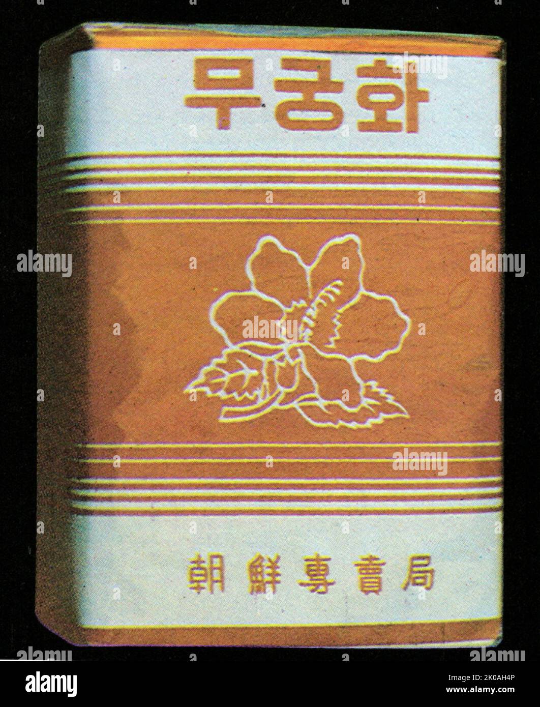 Paquet de cigarettes avec la fleur nationale de Corée 'Mugunghwa (Rose de Sharon)', de 1945 Corée Banque D'Images