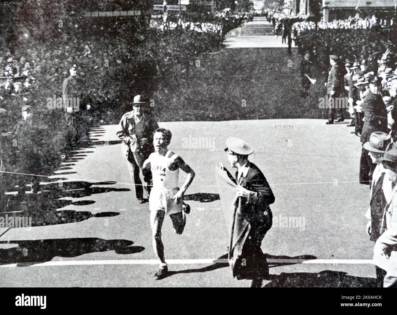 Suh Yun-bok (1923, Corée sous la domination japonaise - 2017) était un marathoner sud-coréen, qui est le mieux connu comme le vainqueur du Marathon de Boston de 1947. Il a gagné la course avec un meilleur temps du monde de 2:25:39 sous l'entraîneur Sohn Kee-Chung, le vainqueur coréen du marathon aux Jeux Olympiques de Berlin en 1936. Banque D'Images