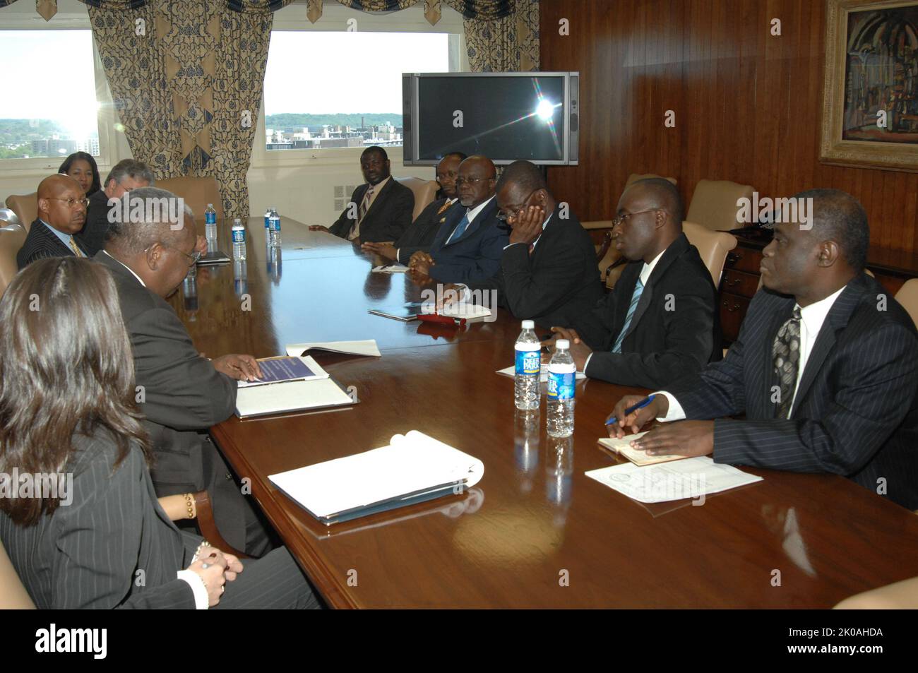 Visite du ministre ghanéen Hackman Owusu-Agyeman au HUD - visite du ministre ghanéen des Ressources en eau, des travaux et du logement, Hackman Owusu-Agyeman, et de ses collaborateurs, Au siège de la HUD pour une réunion avec le secrétaire Alphonso Jackson, personnel. Visite du ministre ghanéen Hackman Owusu-Agyeman au sujet de HUD, visite du ministre ghanéen des Ressources en eau, des travaux et du logement, Hackman Owusu-Agyeman, et de ses collaborateurs, Au siège de la HUD pour une réunion avec le secrétaire Alphonso Jackson, personnel. Banque D'Images