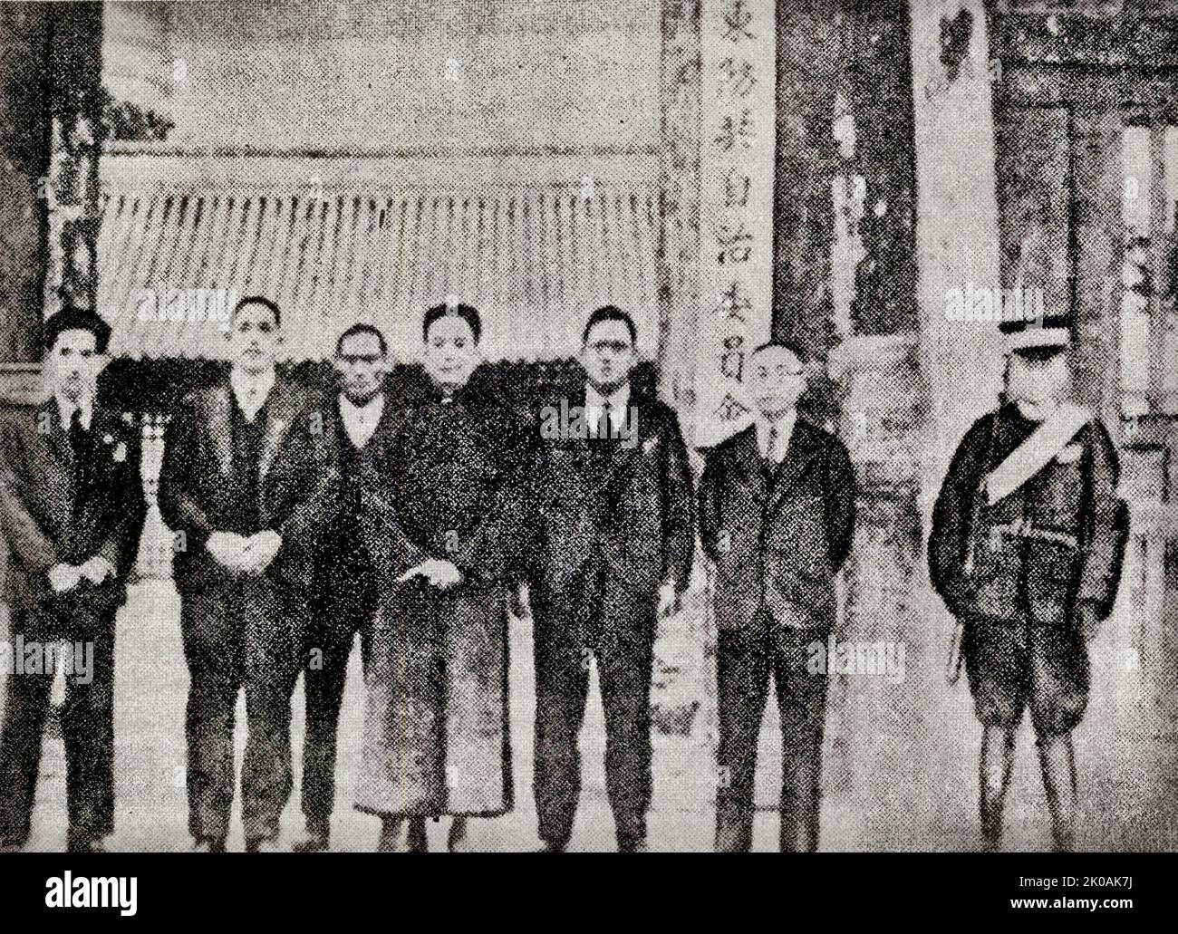 En novembre, un traître en Chine, Yin Rufeng, lance le mouvement d'autonomie des cinq provinces de Hubei (Hebei, Shandong, Shanxi, Chahaer, Suiyuan), Et établit 'anti- communiste Ji dong autonomie Gouvernement! Sur la photo sont Yin Rucheng (quatrième à gauche) parmi d'autres traîtres. Banque D'Images