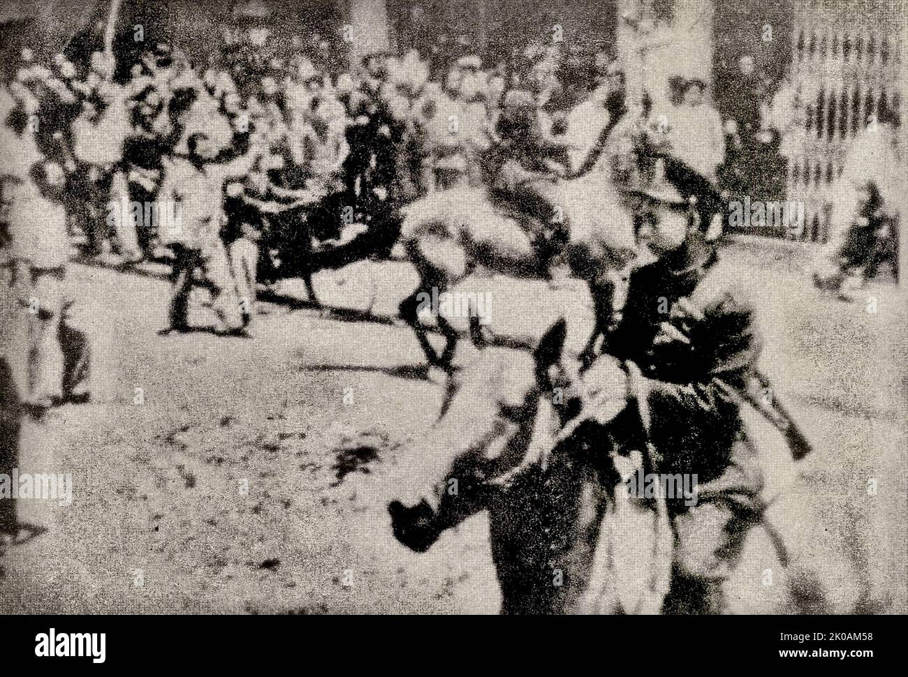 La cavalerie de la police militaire de Kuomintang a choqué les manifestants. Les manifestants protestaient pour le mouvement anti-américain de soutien au Japon, un mouvement patriotique contre la résurrection du militarisme japonais par l'impérialisme américain. Banque D'Images