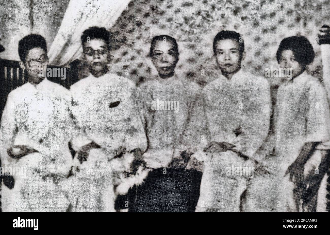 Une photo de groupe de Ren Bishi, Chen Zongying, et de leurs familles et amis, prise à Wuhan. Banque D'Images