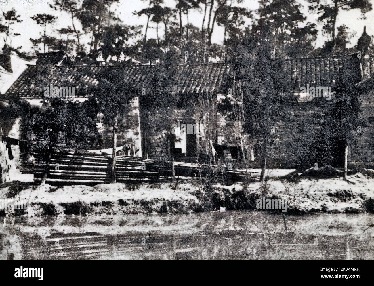 REN Bishi (Jen Pi-shih); (1904 - 27 octobre 1950) leader militaire et politique du parti communiste chinois. Au début de 1930s, Ren commandait la cinquième Armée rouge et était une figure centrale du Soviet Hunan-Jiangxi, mais il fut forcé d'abandonner sa base après avoir été mis sous pression par les campagnes d'encerclement de Chiang Kai-shek. Il a ensuite participé à la longue Marche en 1935. Pendant la seconde guerre sino-japonaise, Ren était le représentant du PCC à l'internationale communiste et le secrétaire du Comité central chinois. Banque D'Images