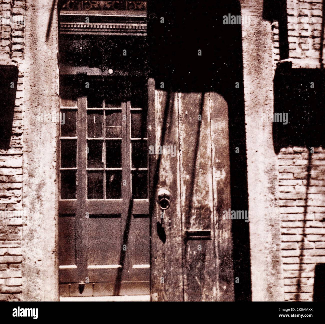 N° 6, Yuyangli, Feixia Road (aujourd'hui Huaihai Middle Road), Shanghai. En août 1920, Chen Duxiu, Yu Xiusong et d'autres ont lancé ici la création de la Ligue socialiste de la jeunesse de Shanghai. Afin de couvrir le mouvement révolutionnaire et d'aider les jeunes qui vont étudier le russe en Union soviétique à apprendre le russe, la "Société de langue étrangère" est ouvertement établie ici. À l'automne et à l'hiver 1920, Ren Bishi a étudié le russe ici et a rejoint la Ligue socialiste de la jeunesse. Banque D'Images