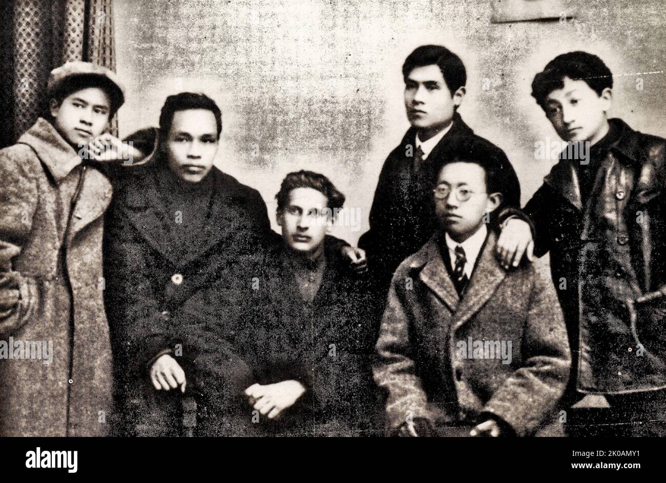 Une photo de groupe de Ren Bishi (le premier à partir de la gauche) et de ses camarades de classe lorsqu'il étudie à l'étranger en Union soviétique. Banque D'Images