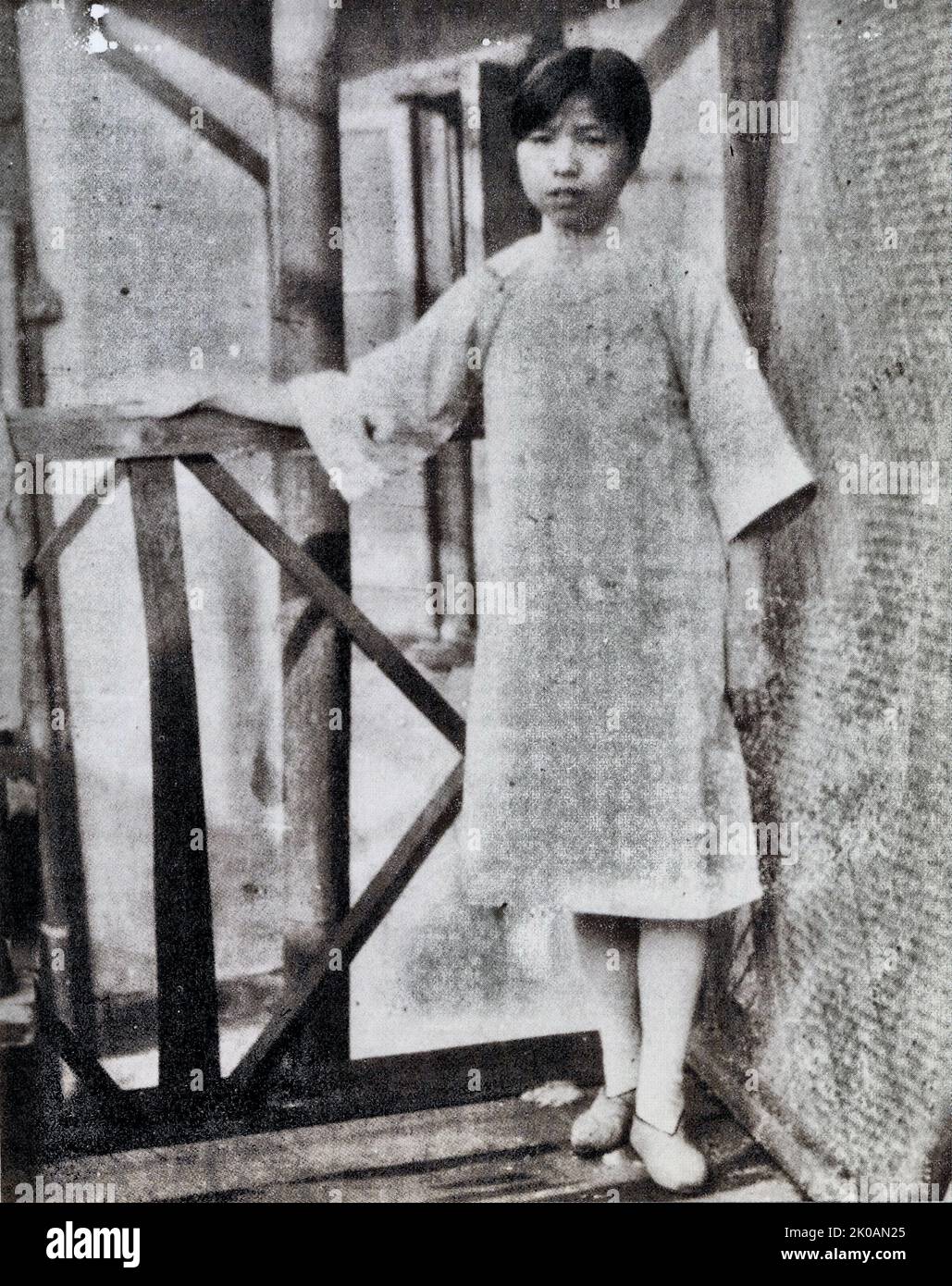 Chen Congying, partenaire de REN Bishi. Chen est né en 1902 et de Shaxi Xinqiao, Changsha, province du Hunan. Elle est devenue une épouse d'enfant de Ren à l'âge de 12 ans. Plus tard, elle a travaillé comme travailleuse de bonneterie à la Xiyuan SOCKS Factory à l'extérieur de la porte nord de Changsha, et a subventionné Ren Bishi pour aller à l'école intermédiaire avec un salaire faible. Banque D'Images
