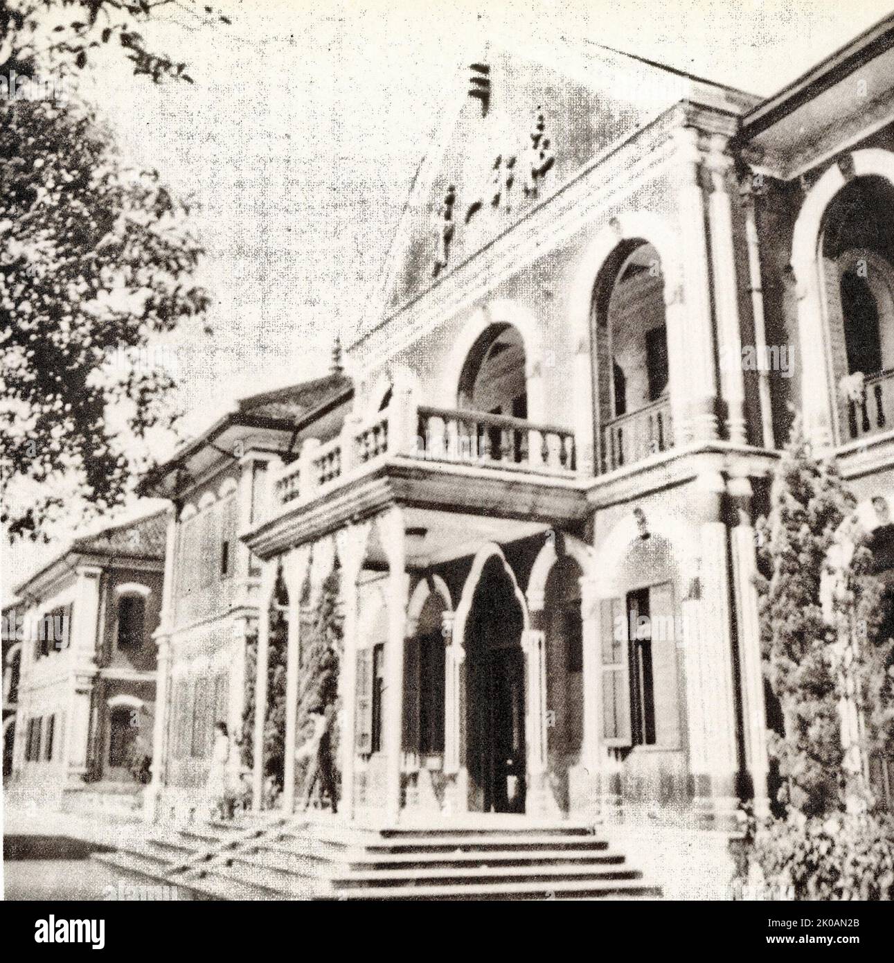 En 1915, Ren Bishi a suivi son père à Changsha, la capitale provinciale de Hunan, et a été admis à l'école primaire supérieure affiliée à la Hunan First Normal University. À cette époque, Mao Zedong étudiait dans le département de premier cycle de la First Normal University et Xiao San enseignait à l'école. Mao Zedong et d'autres ont souvent prononcé des discours lors des conférences organisées par la First Normal Student Self-Government Association, qui a laissé une profonde impression sur Ren Bishi. Banque D'Images