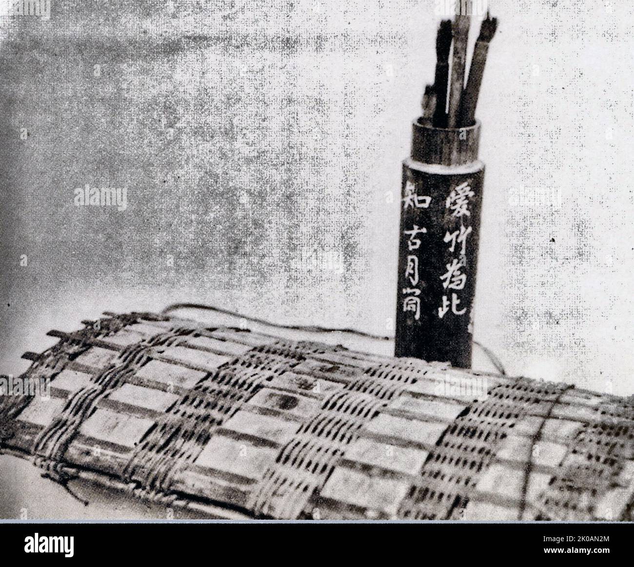 Bâtonnets de bambou fabriqués par Ren Bishi lorsqu'il était à l'école élémentaire et sacs d'école en bambou qu'il utilisait. Dans son essai 'style de famille diligent et frugal', il a écrit: 'Si on est toujours diligent et économe, les pauvres deviendront riches; si vous n'êtes pas diligent, les riches seront aussi pauvres. Si vous êtes complet toute la journée et n'avez rien à faire, ce sera difficile!' Après l'école, il aide souvent sa mère à cultiver des légumes, à porter de l'eau, à hacher du bois et à cuisiner de la nourriture. Banque D'Images