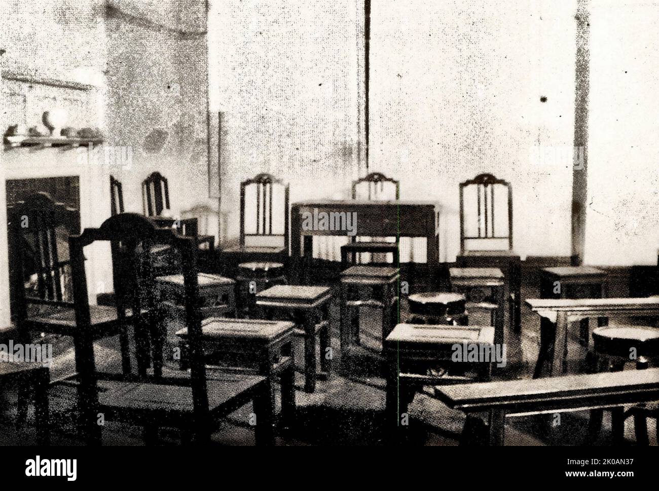 L'extérieur et l'intérieur du lieu de réunion du septième août. Au sujet de 23 juin 1927, Ren Bishi a assisté à la réunion du Comité central du Parti le Comité central de la Ligue des jeunes, et a donné lecture «aux avis du Comité central», où il a critiqué Chen Duxiu; Au sujet de 7 août, le Comité central du Parti a tenu une réunion à la rue Hankou Jiao (aujourd'hui no 139, rue Xian Poyang). Cette réunion d'urgence était connue sous le nom de réunion du septième août. Lors de la réunion, Ren Bishi a une fois de plus critiqué les erreurs de Chen Duxiu quant à son idéologie de droite et à son opportunisme. REN Bishi a été élu membre de TH Banque D'Images