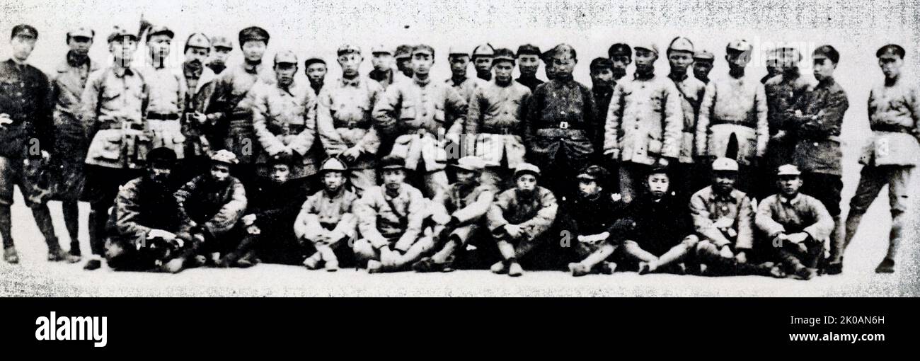 Un marin chinois avec une équipe d'embarquement affectée au destroyer de missile guidé Haikou (DD 171) monte une échelle pour monter à bord du cutter de sécurité nationale USCGC Waesche (WMSL 751) dans l'océan Pacifique 16 juillet 2014, lors d'un exercice d'interdiction maritime dans le cadre de la RIMPAC 2014. RIMPAC est un exercice maritime multinational biennal hébergé par la flotte américaine du Pacifique, conçu pour favoriser et soutenir la coopération internationale sur la sécurité des océans du monde Banque D'Images