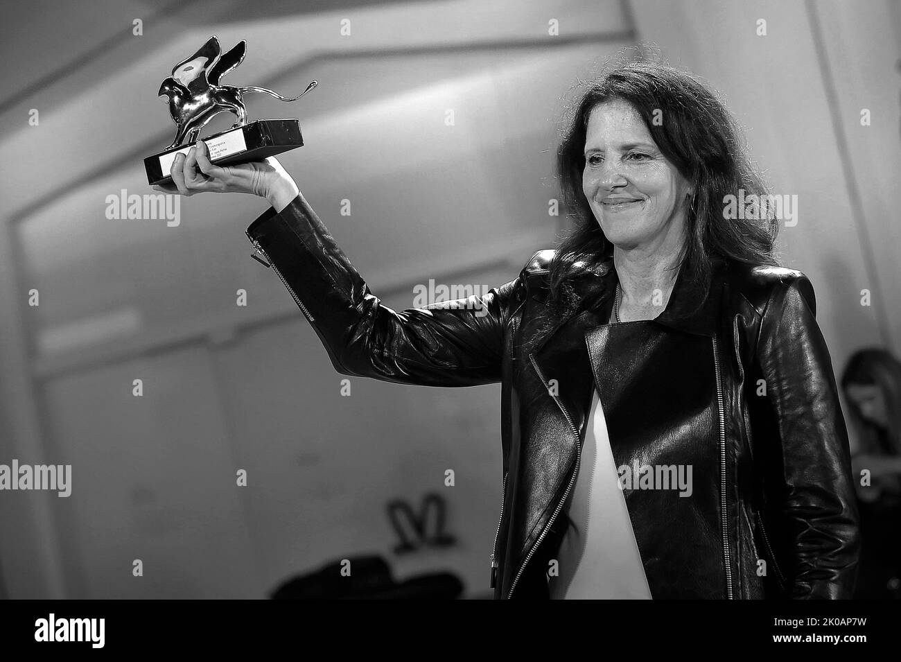 Venise, Italie. 10th septembre 2022. VENISE, ITALIE - SEPTEMBRE 10 : Laura Poitras pose avec le Lion d'or pour le meilleur film pour « toute la beauté et le bain de sang » lors des lauréats du Photocall au Festival international du film de Venise sur 10 septembre 2022 79th à Venise, Italie. Credit: dpa/Alay Live News Banque D'Images