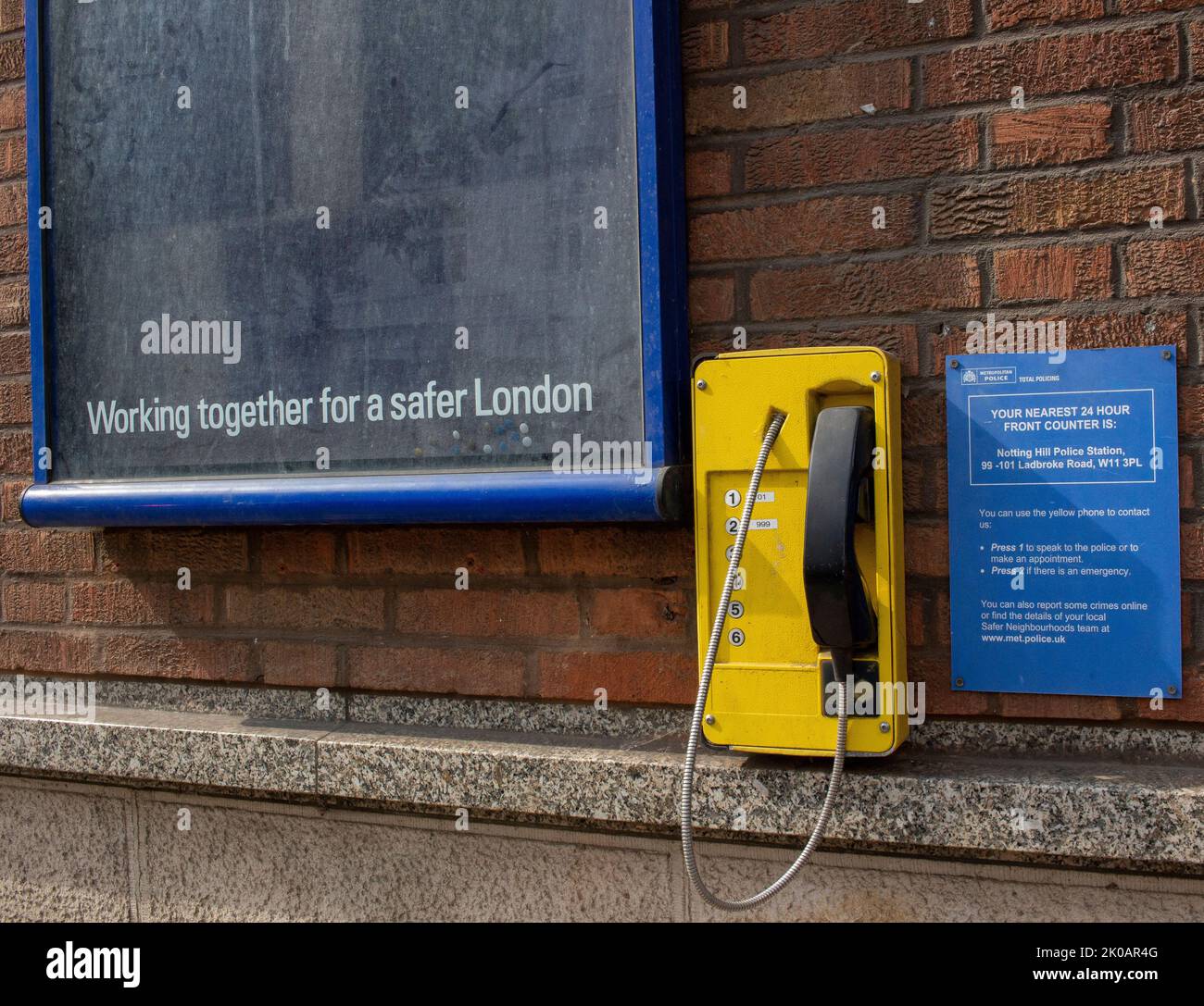 Téléphone du mur du poste de police de Kensington, West London Banque D'Images