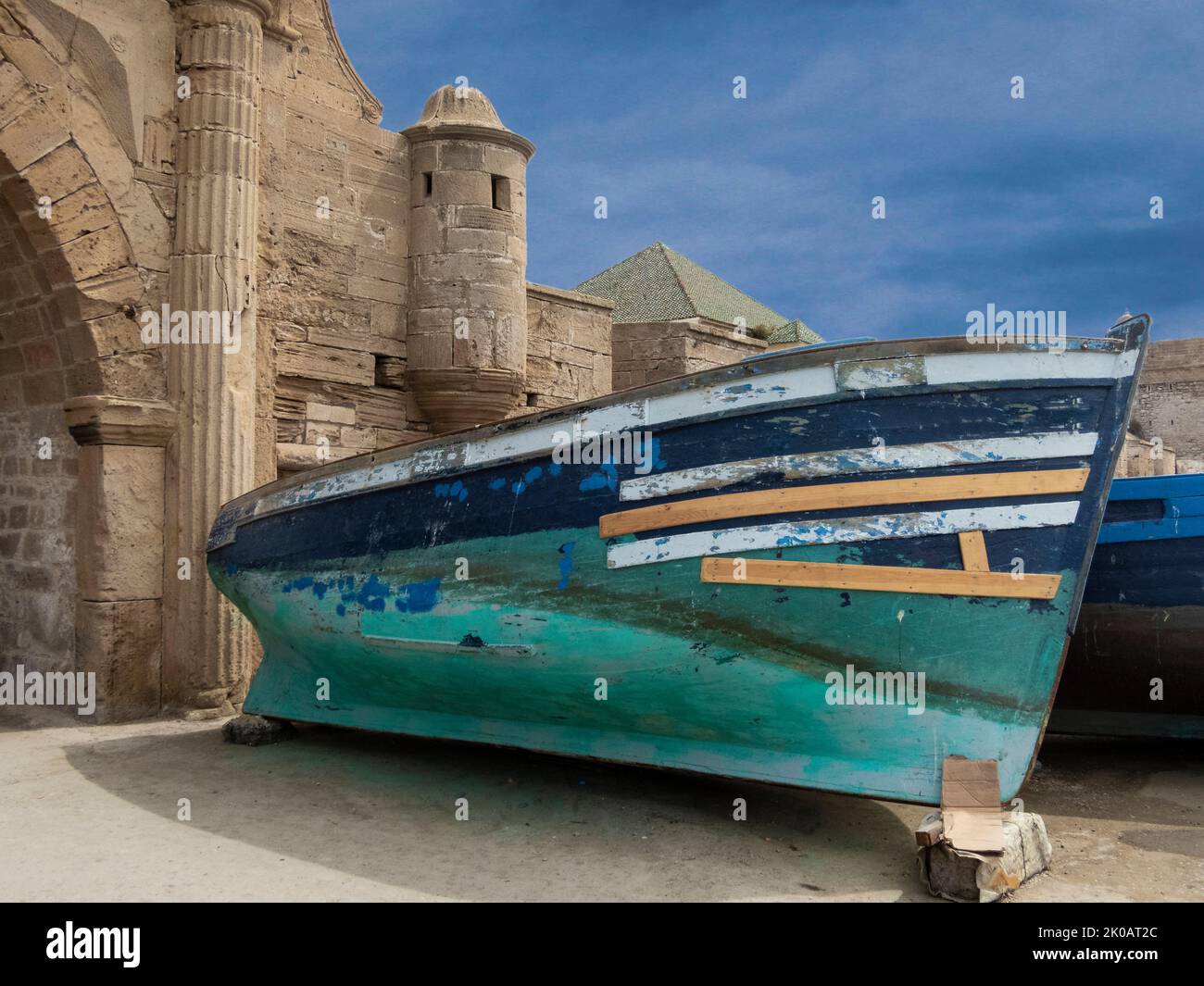 Bateau à bord d'un ancien bâtiment dans un port marocain avec un beau ciel bleu Banque D'Images