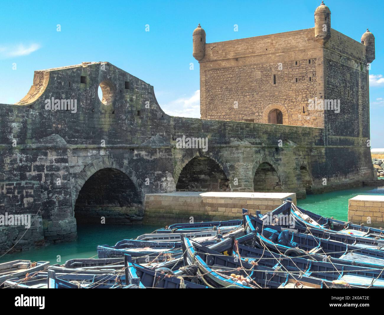 Pont et tour portugaise dans un port marocain avec une mer calme et un beau ciel bleu Banque D'Images