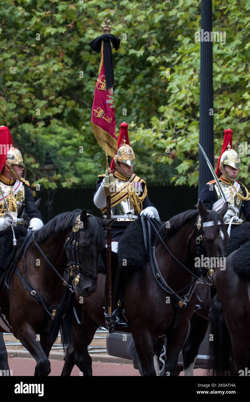 Londres, Westminster, Royaume-Uni. 10th septembre 2022. Suite à la mort de sa Majesté la reine Elizabeth II le 8th septembre, des milliers de personnes se rassemblent au palais de Buckingham pour montrer leur affection pour la Reine tardive et leur soutien pour son héritier le roi Charles III Credit: Newspics UK London/Alay Live News Banque D'Images