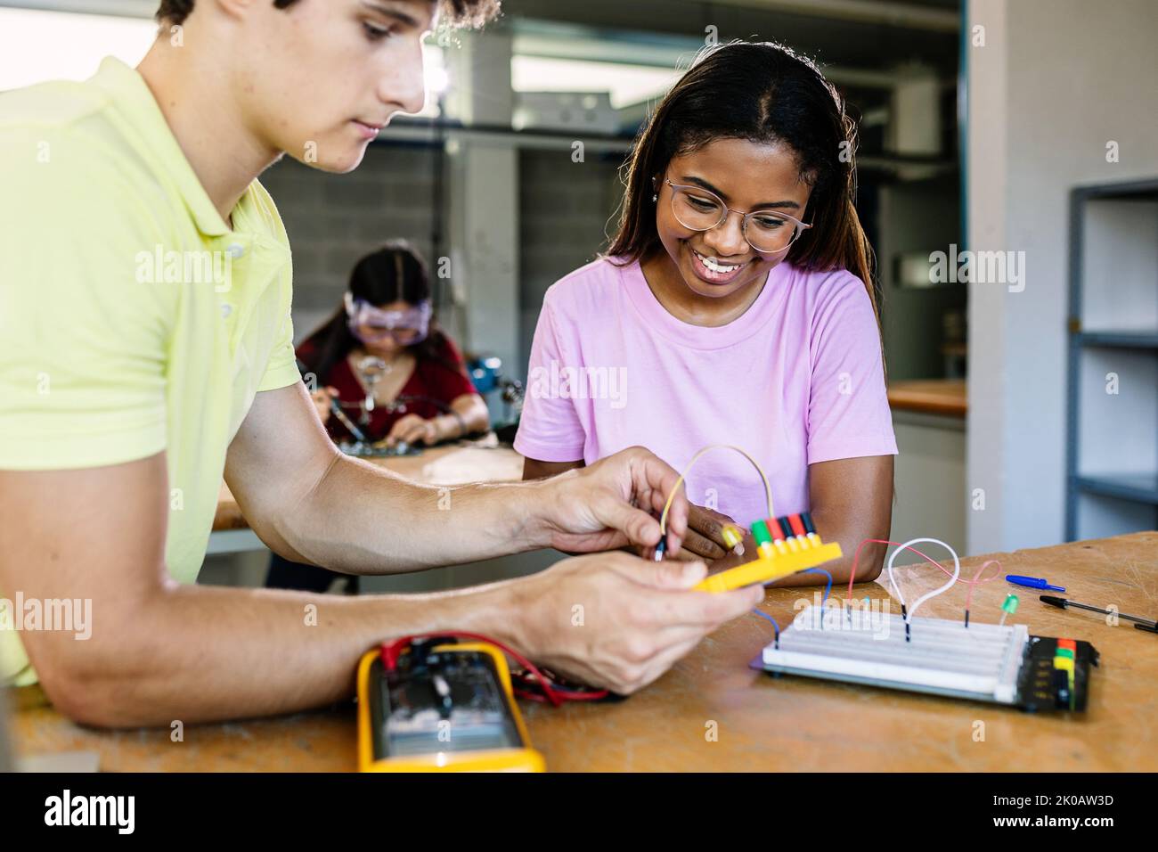 Divers jeunes élèves de l'école qui apprennent l'électronique à la classe de technologie Banque D'Images