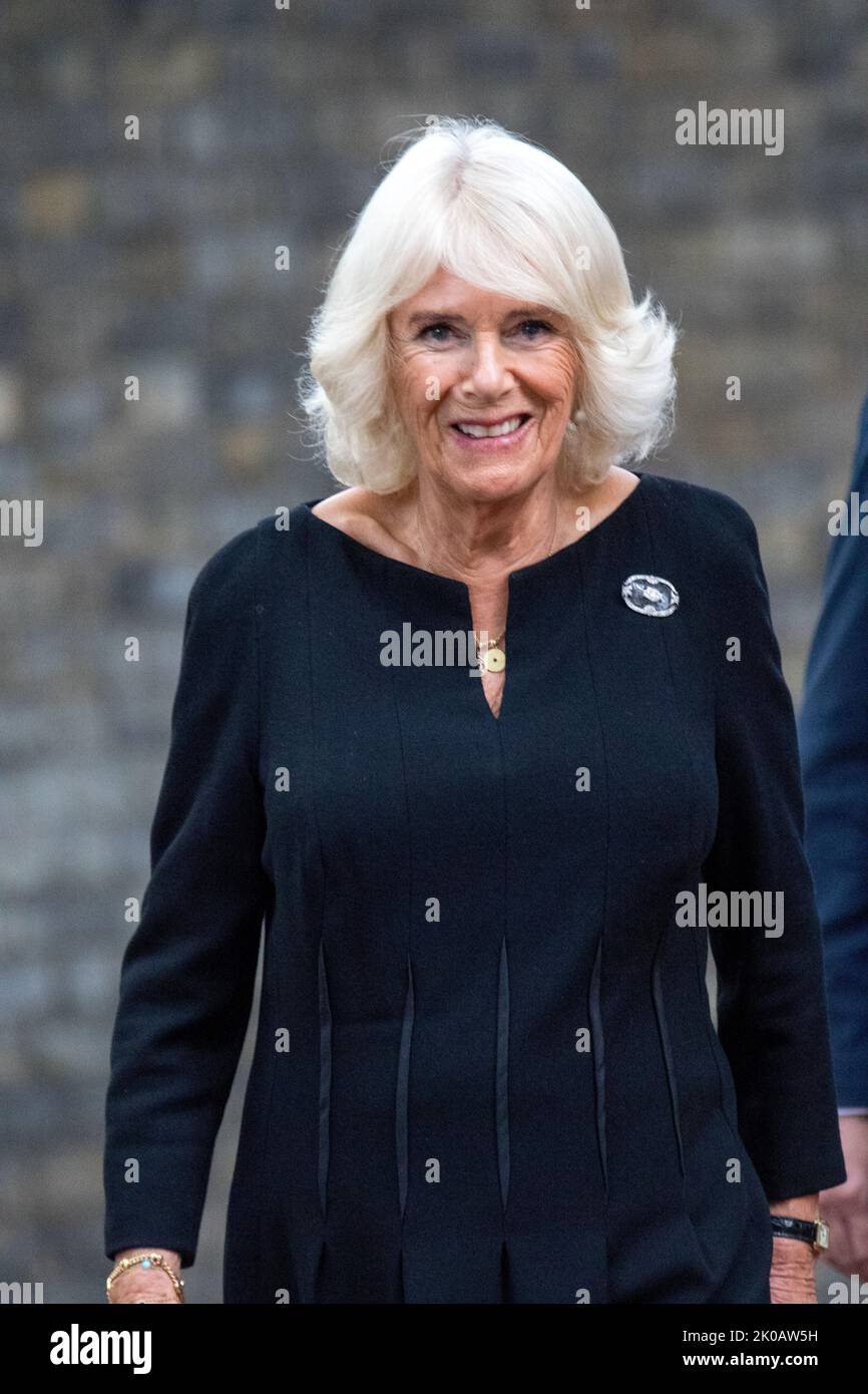 Londres, Westminster, Royaume-Uni. 10th septembre 2022. Suite à la mort de sa Majesté la reine Elizabeth II le 8th septembre, des milliers de personnes se rassemblent au palais de Buckingham pour montrer leur affection pour la Reine tardive et leur soutien pour son héritier le roi Charles III Camilla Queen Consort s'est joint à son mari le Roi pour rencontrer ceux qui se sont réunis. Credit: Newspics UK London/Alay Live News Banque D'Images