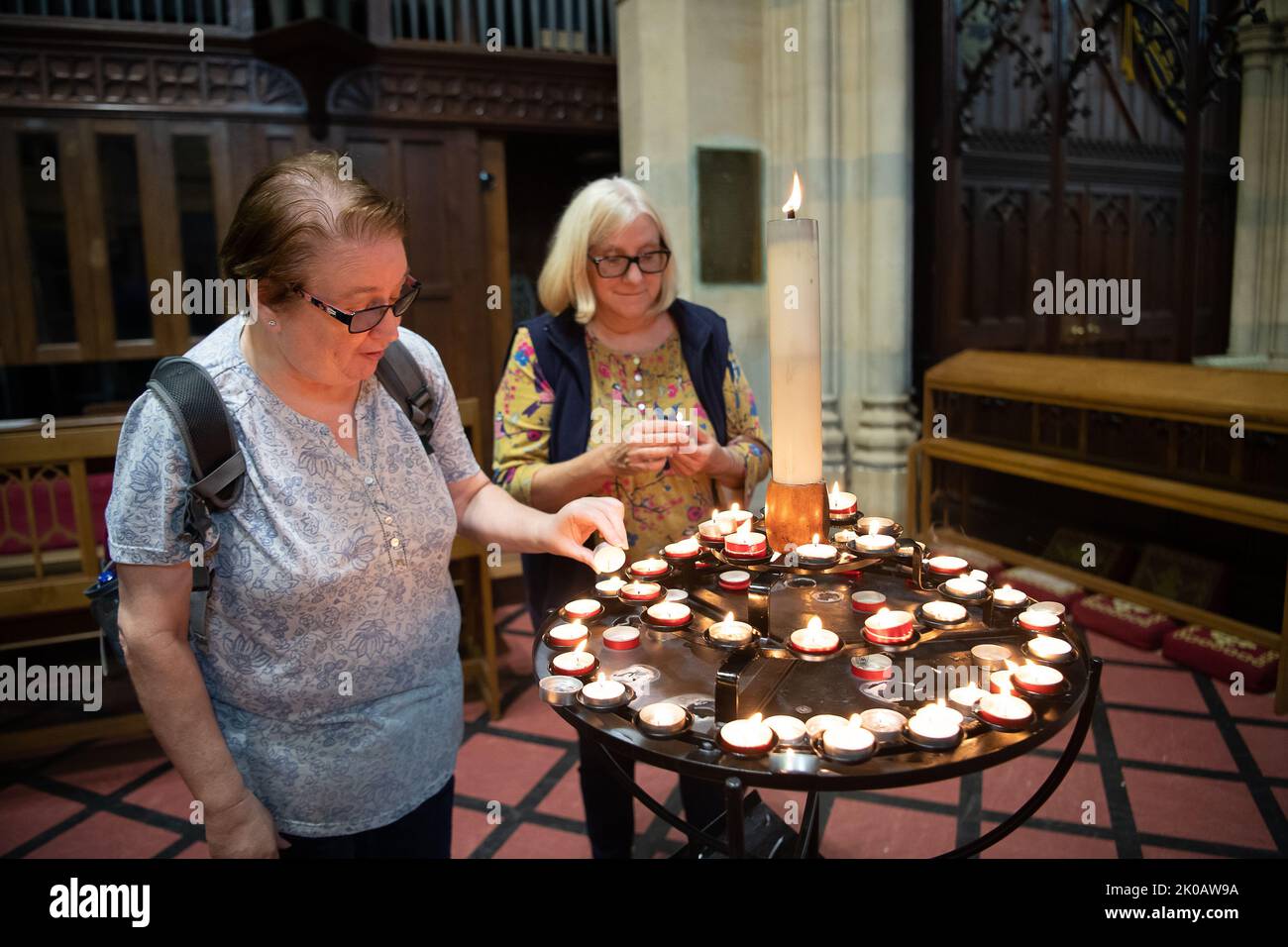 Windsor, Berkshire, Royaume-Uni. 10th septembre 2022. Les gens se sont mis en file d'attente aujourd'hui pour allumer des bougies et signer des livres de mémoire pour sa Majesté la Reine dans l'église paroissiale de Windsor. Des milliers de personnes ont visité Windsor aujourd'hui pour rendre hommage à la famille royale après le triste décès de sa Majesté la Reine. Crédit : Maureen McLean/Alay Live News Banque D'Images