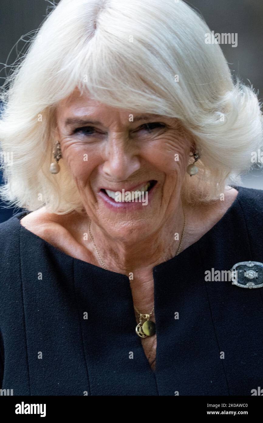 Londres, Westminster, Royaume-Uni. 10th septembre 2022. Suite à la mort de sa Majesté la reine Elizabeth II le 8th septembre, des milliers de personnes se rassemblent au palais de Buckingham pour montrer leur affection pour la Reine tardive et leur soutien pour son héritier le roi Charles III Camilla Queen Consort s'est joint à son mari le Roi pour rencontrer ceux qui se sont réunis. Credit: Newspics UK London/Alay Live News Banque D'Images