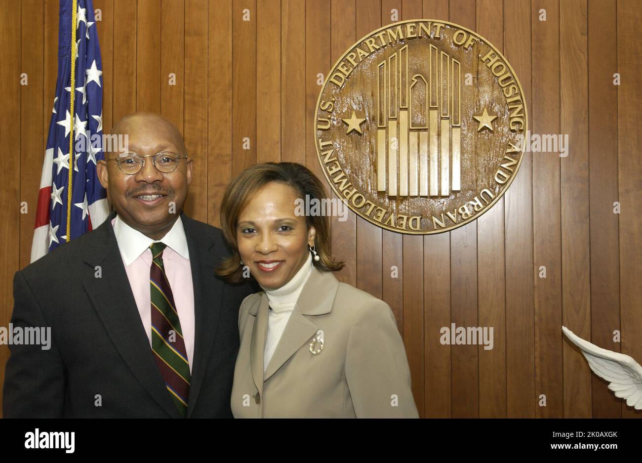 Le secrétaire Alphonso Jackson avec Sophia Nelson - le secrétaire Alphonso Jackson rencontre l'auteur, le commentateur politique et l'avocat Sophia Nelson au siège de HUD. Le secrétaire Alphonso Jackson avec Sophia Nelson Subject, le secrétaire Alphonso Jackson rencontre l'auteur, le commentateur politique et l'avocat Sophia Nelson au siège de HUD. Banque D'Images