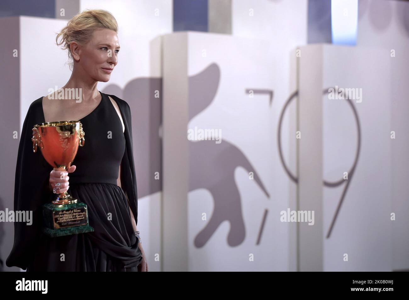 Venise, Italie. 10th septembre 2022. Cate Blanchett pose avec le Coppa Volpi pour la meilleure actrice pour 'Tar' lors des lauréats photo au Festival International du film de Venise 79th sur 10 septembre 2022 à Venise, Italie. Photo de Rocco Spaziani/UPI crédit: UPI/Alay Live News Banque D'Images