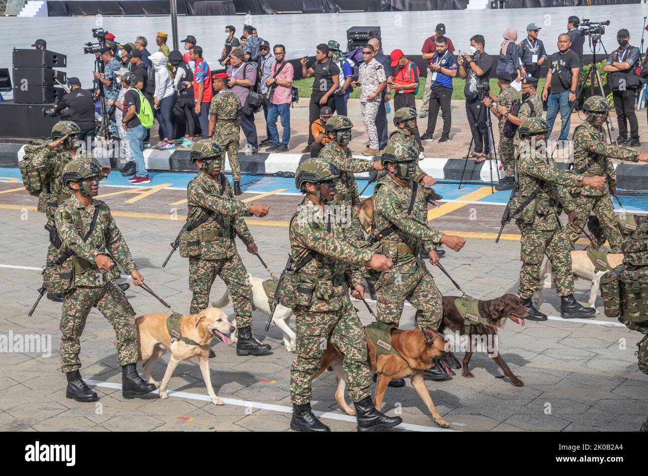 Manutentionnaires et canines de l'armée malaisienne lors du défilé de la Journée nationale 65th à Kuala Lumpur, en Malaisie. Banque D'Images