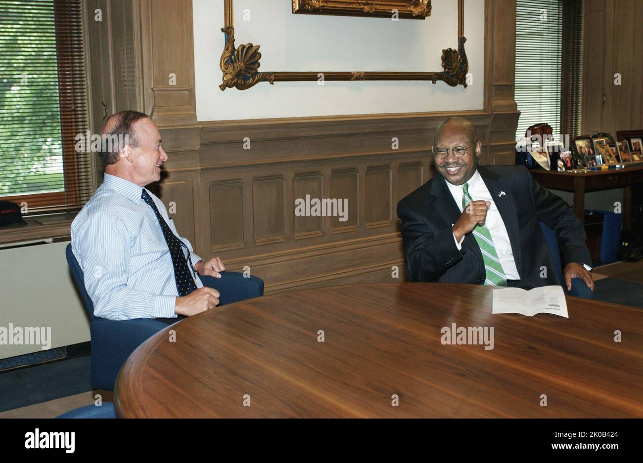 Jackson. Le secrétaire Alphonso Jackson avec le gouverneur Mitch Daniels Subject, le secrétaire Alphonso Jackson rencontre le gouverneur de l'Indiana Mitch Daniels à Indianapolis, dans l'Indiana. Banque D'Images