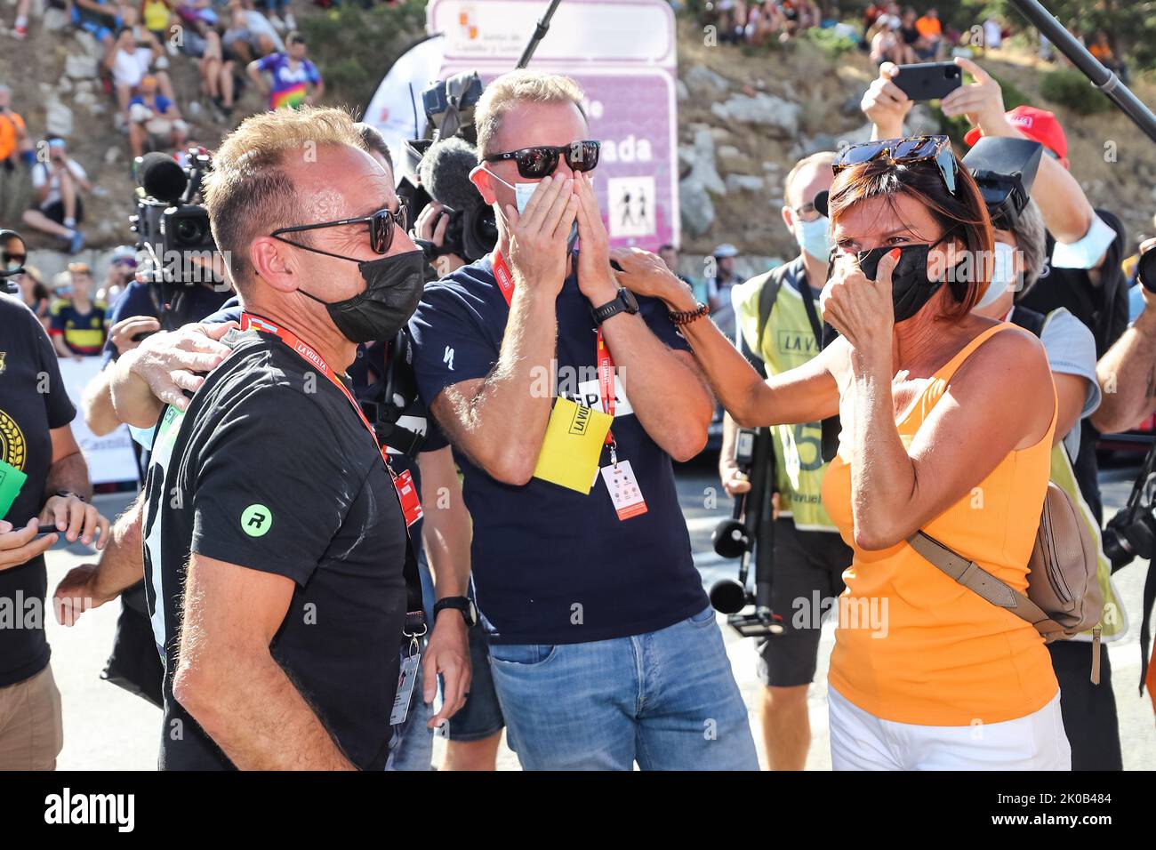 Les parents de Remco Evenepoel Patrick Evenepoel et agna Van Eeckhout photographiés à l'arrivée de l'étape 20 de l'édition 2022 de la 'Vuelta a Espana', Tour d'Espagne, de Moralzarzal à Puerto de Navacerrada (181km), Espagne, samedi 10 septembre 2022. BELGA PHOTO DAVID PINTENS Banque D'Images