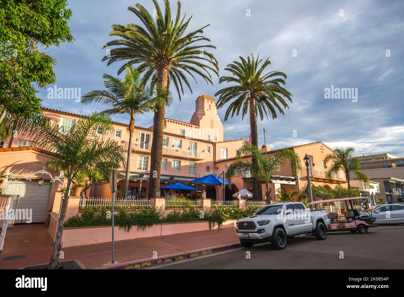 Vue depuis Prospect Street dans le centre-ville de la Jolla, Californie, États-Unis. Le site emblématique de l'hôtel la Valencia se trouve sur la gauche. Banque D'Images