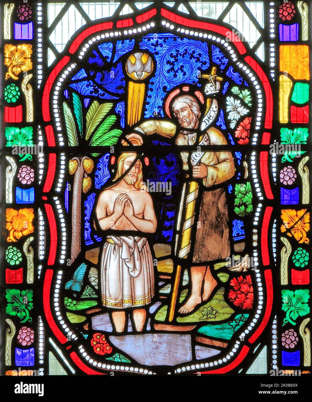 Baptême de Jésus, par Jean-Baptiste, dans le Jourdain, descente de colombes, vitrail, 1860, Fakenham, Norfolk, Angleterre Banque D'Images