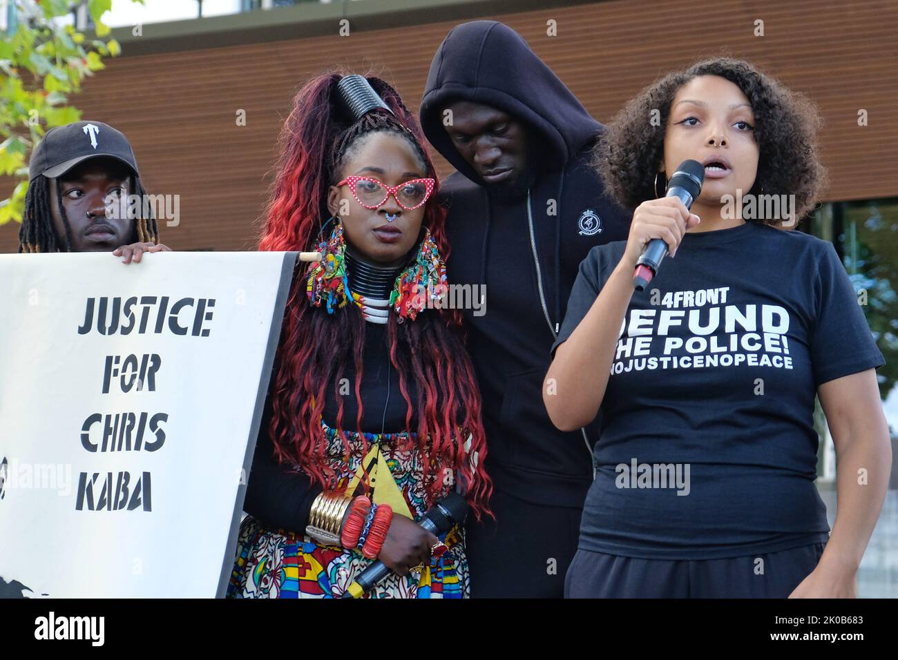 Londres, Royaume-Uni. 10th septembre 2022. La chanteuse Stormzy est présente aux activistes Marvina Newton (L) et Temi Mwale (R). Des centaines de Black Lives Matters les manifestants écoutent les orateurs à l'extérieur du New Scotland Yard. Les manifestants ont défilé de la place du Parlement vers le quartier général de la police pour demander justice après une fusillade meurtrière de Chris Kaba, un homme noir non armé, dans le sud de Londres, contre un père à être. L'IOPC traite l'enquête comme un homicide. Crédit : onzième heure Photographie/Alamy Live News Banque D'Images