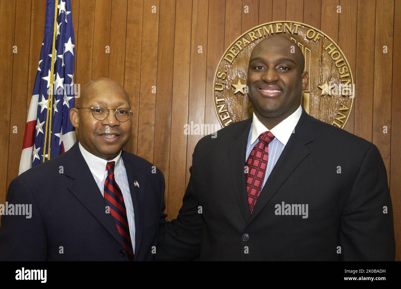 Le secrétaire Alphonso Jackson avec Rodney Bullard - le secrétaire Alphonso Jackson rencontre au siège de HUD avec Rodney Bullard, procureur spécial auprès de l'Agence des services juridiques de la Force aérienne, et 2005-2006 membre de la Maison Blanche. La secrétaire Alphonso Jackson avec Rodney Bullard sujet, la secrétaire Alphonso Jackson rencontre au siège de HUD avec Rodney Bullard, procureur spécial auprès de l'Agence des services juridiques de la Force aérienne, et 2005-2006 membre de la Maison Blanche. Banque D'Images